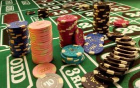 Pemain menikmati live casino dan platform taruhan olahraga di ponsel dan desktop